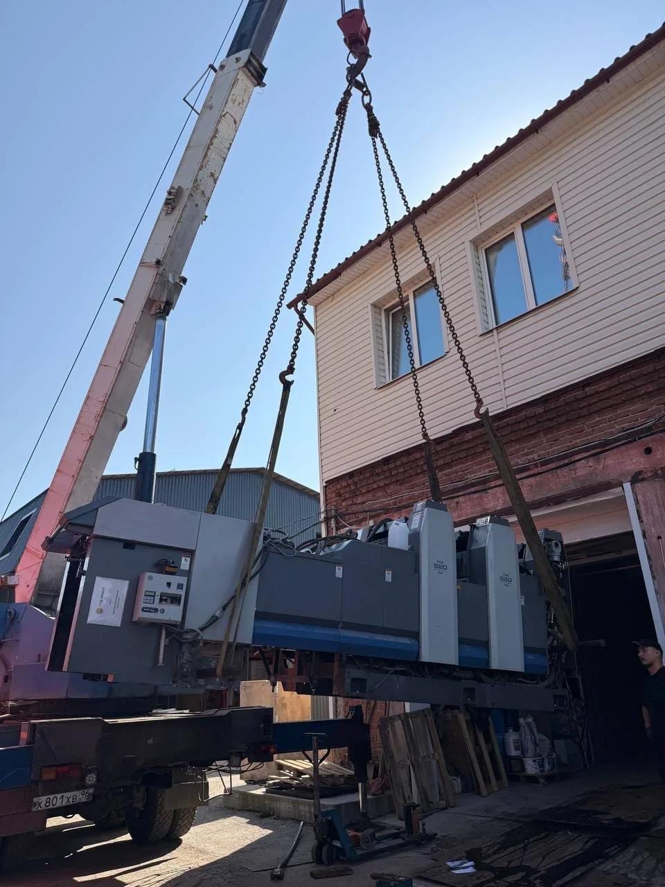 Подъём офсетной машины Ryobi на второй этаж через оконный проём